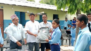 विद्यार्थीलाई ज्योमेट्री बक्स र विद्यालय झोला वितरण