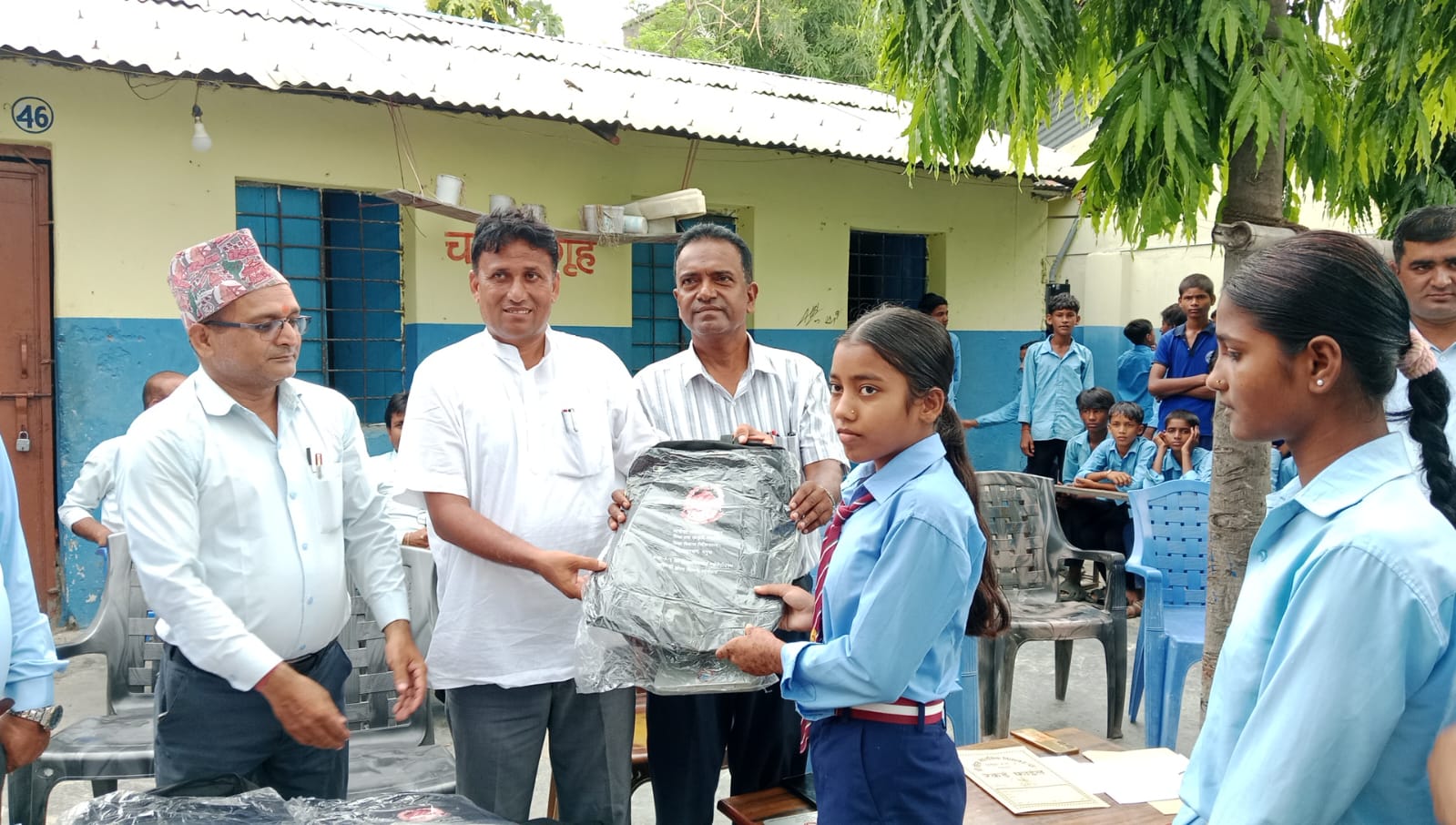 विद्यार्थीलाई ज्योमेट्री बक्स र विद्यालय झोला वितरण