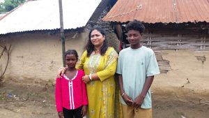 बाढीमा बुवा गुमाएका दुई बालबालिकाको जिम्मेवारी लिए डा. सिंहले