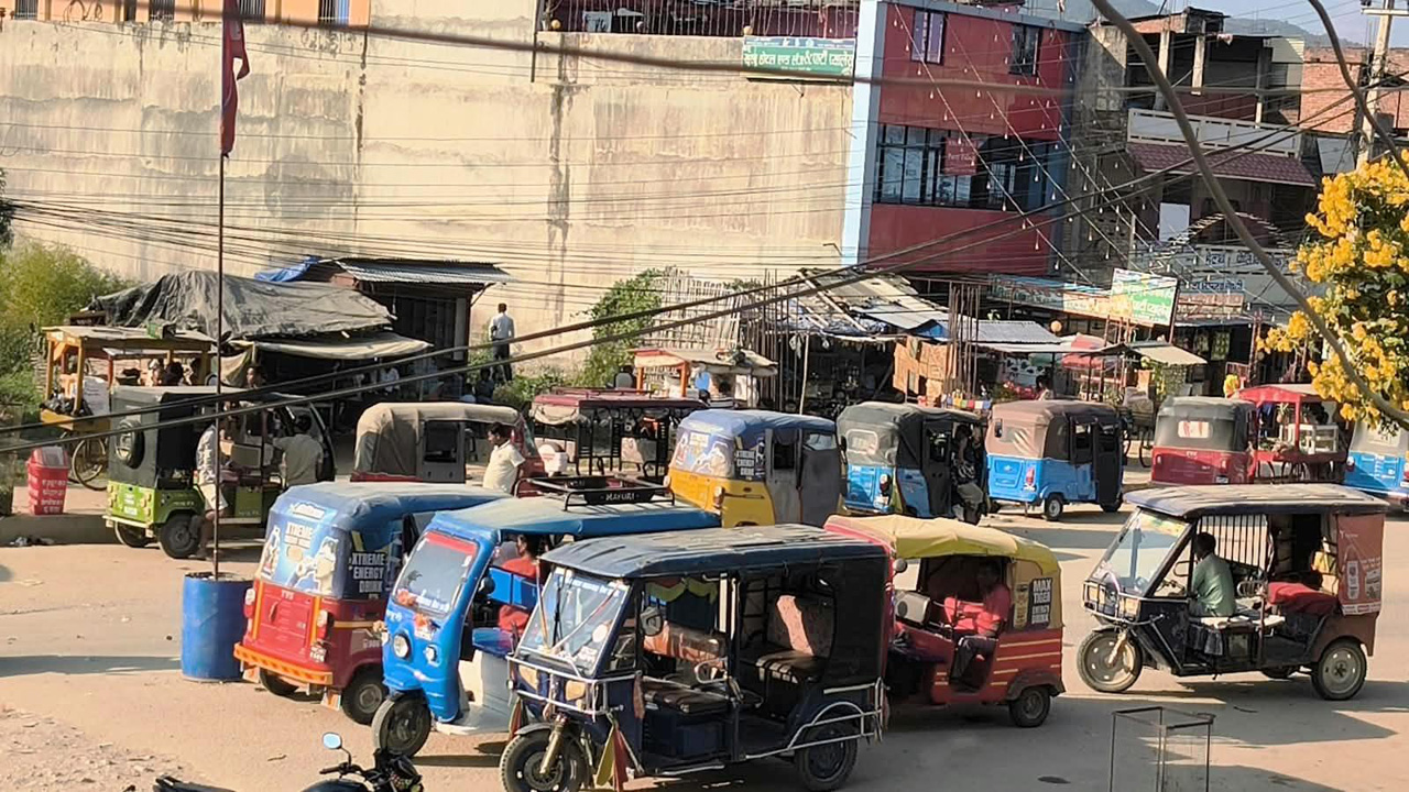 मिर्चैयामा अटो–सिटी सफारीको मनपरी, व्यापार प्रभावित