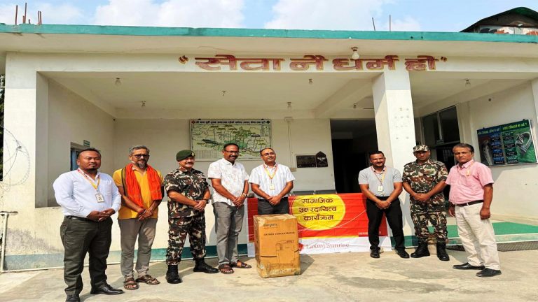सर्पदंश उपचार केन्द्रलाई लक्ष्मी सनराइज बैंकद्वारा अक्सिजन कन्सन्ट्रेटर सहयोग